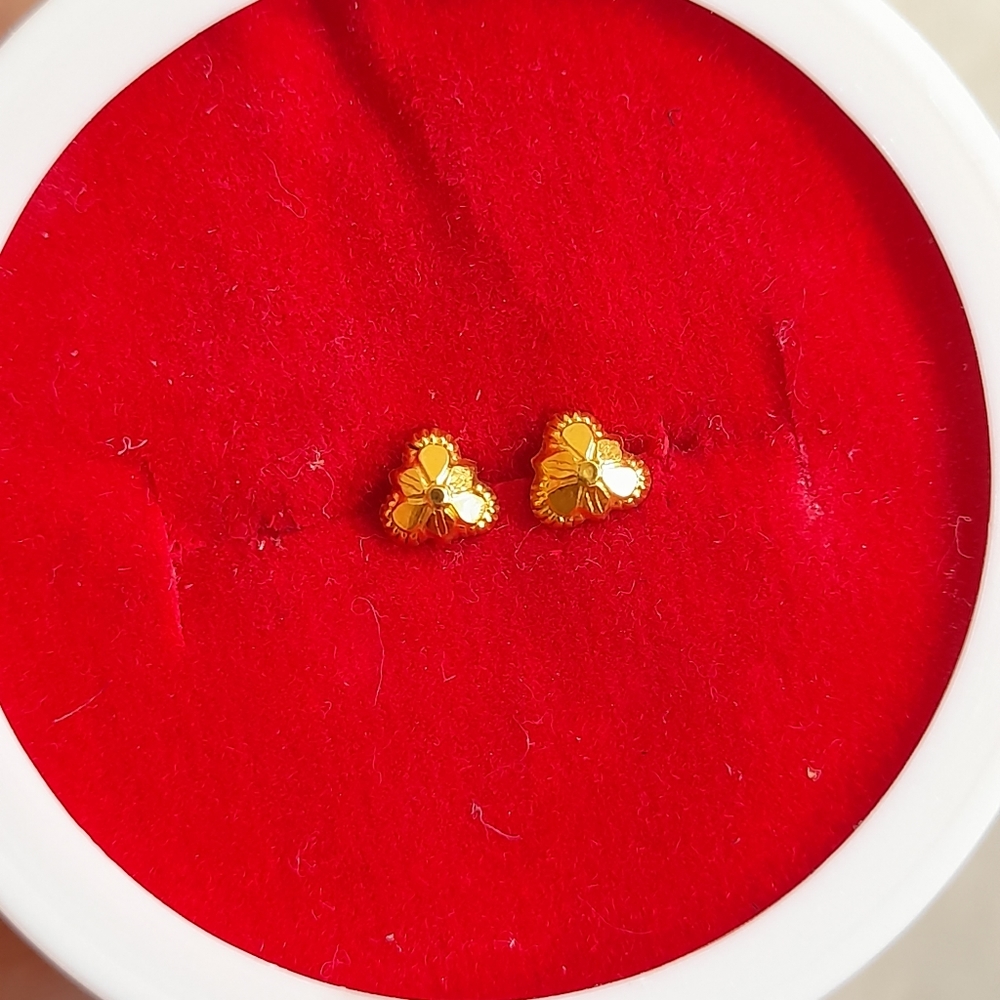 Beautiful new desiner studs - Picture 1 of 11